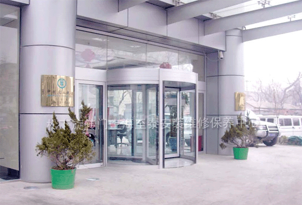 Four-wing manual revolving door