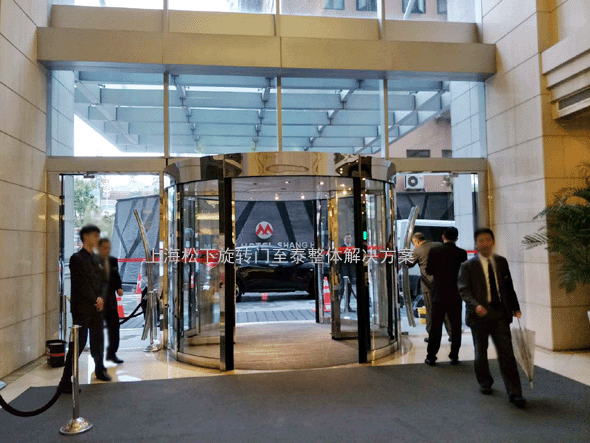 Two-wing automatic revolving door